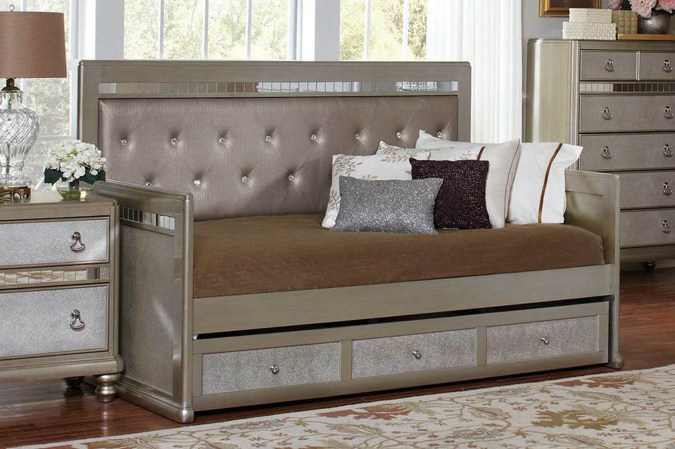 Metallic Daybed with Trundle